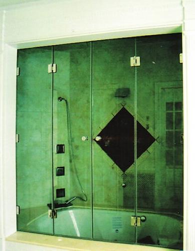 Folding door tub enclosure